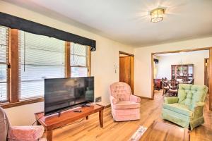 ein Wohnzimmer mit einem Flachbild-TV und Stühlen in der Unterkunft Charming Aiken Vacation Rental 2 Mi to Dtwn! in Aiken