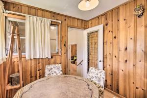 Cette chambre est dotée de murs en bois et de 2 chaises. dans l'établissement Charming Aiken Vacation Rental 2 Mi to Dtwn!, à Aiken