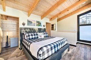 - une chambre avec un lit et une grande fenêtre dans l'établissement Waterfront Cabin on Lake Superior with Fire Pit, à Two Harbors