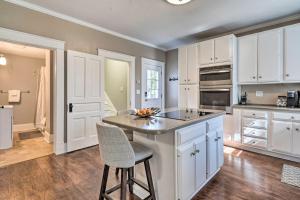 Η κουζίνα ή μικρή κουζίνα στο Gambier Vacation Rental about 5 Mi to Mt Vernon!