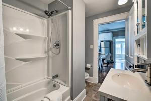 Ένα μπάνιο στο Gambier Vacation Rental about 5 Mi to Mt Vernon! +24 φωτογραφίες