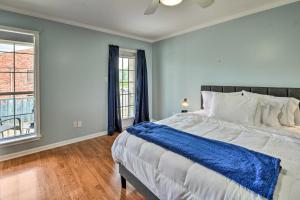 מיטה או מיטות בחדר ב-Pet-Friendly Lafayette Vacation Rental!