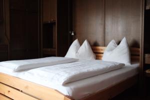 A bed or beds in a room at Garni Trojer