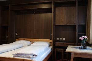 A bed or beds in a room at Garni Trojer