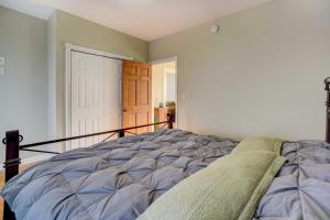 een slaapkamer met een groot bed in een kamer bij Cozy Waterford Apartment with Waterfront Views! in Waterford