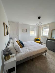 Postel nebo postele na pokoji v ubytování Ashton Mews - in the heart of Broadstairs