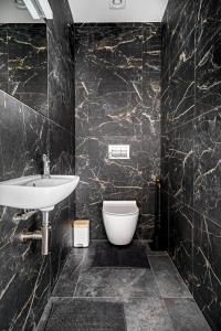 a bathroom with a white sink and a toilet at Noclegi Krańcowa in Zgorzelec