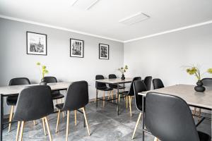 a meeting room with tables and chairs in it at Noclegi Krańcowa in Zgorzelec