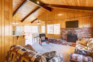sala de estar con 2 sofás y chimenea en Scenic Cabin Pine Mountain Club Community!, en Frazier Park
