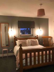una camera con un letto con una finestra e due luci di Stoneleigh a Felixstowe