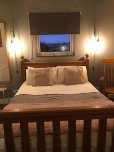 sypialnia z dużym łóżkiem i oknem w obiekcie Stoneleigh w mieście Felixstowe