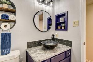 Bilik mandi di 4 Mi to Joe Pool Lake Home in Grand Prairie +27 gambar