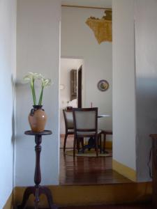 a room with a table and a vase on a table at Casa de João in Ouro Preto