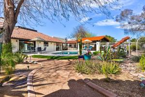 een huis met een zwembad in een tuin bij Pet-Friendly Glendale Home with Pool and Putting Green in Phoenix