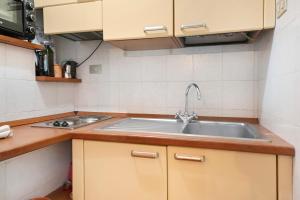 una cocina con fregadero y estufa en Monolocale Daneri 72, en Bonassola 16 fotos más