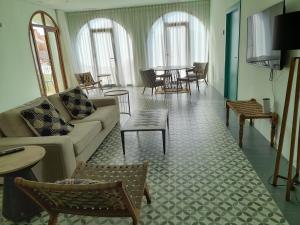 TORREMOCHA في كابو دي بالوس: غرفة معيشة مع أريكة وكراسي وطاولة