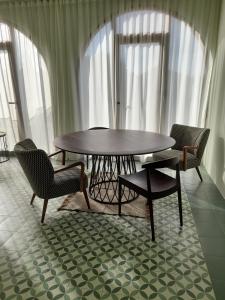uma mesa e cadeiras num quarto com janelas em TORREMOCHA em Cabo de Palos