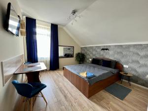 een slaapkamer met een bed en een bureau. bij Юкон in Konopnitsa