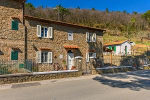 een stenen huis aan de kant van een weg bij La casa di Olimpia in San Baronto