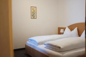 A bed or beds in a room at Garni Trojer