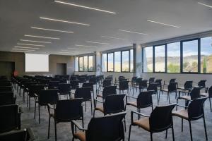 une pièce vide avec des chaises et un écran blanc dans l'établissement Vichy Thermalia Spa Hôtel, à Fès