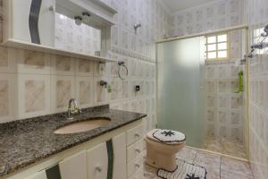 a bathroom with a toilet and a sink and a shower at casa da paz in Lindóia +24 photos