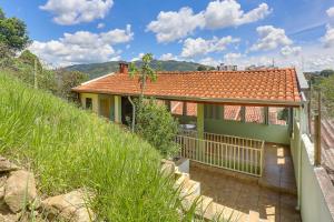 a house with a balcony and a roof at casa da paz in Lindóia