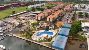 uma vista aérea de um resort com uma piscina em Belíssimo Flat no Lake Side - Beira Lago em Brasília