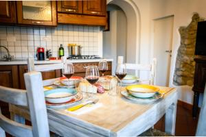 - une table avec des verres de vin et des assiettes de nourriture dans l'établissement Villa Marino, à San Baronto