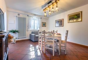 a kitchen and dining room with a table and chairs at Villa Marino in San Baronto