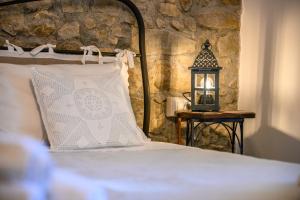 Cama con almohada y lámpara en una mesa en Villa Marino, en San Baronto
