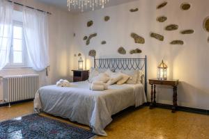 1 dormitorio con 1 cama con rocas en la pared en Villa Marino, en San Baronto