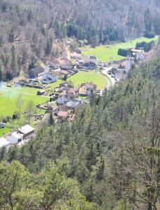 een klein dorpje aan de kant van een berg bij Ferienhaus am Bach in Riedenburg
