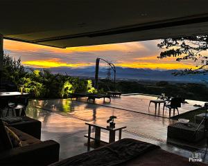 a view of a sunset from a house at LoftMerak in Pereira