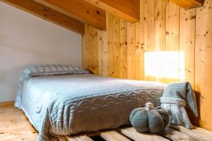 ein Schlafzimmer mit einem Bett in einem Holzzimmer in der Unterkunft Venice's neighbour Home in Mirano