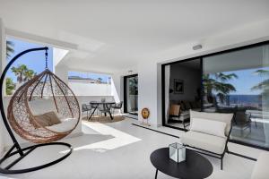 Televízia a/alebo spoločenská miestnosť v ubytovaní 2 Bedroom Apartment @Estepona Hills With Sea View!