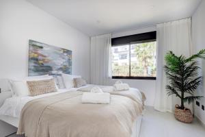 Posteľ alebo postele v izbe v ubytovaní 2 Bedroom Apartment @Estepona Hills With Sea View!