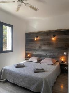 Un dormitorio con una cama grande con dos toallas encima. en ALICIA, en Zonza