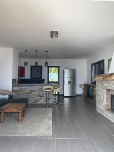 Una sala de estar con un sofá y una chimenea. en ALICIA, en Zonza