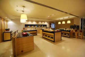 Kuhinja ili čajna kuhinja u objektu Fairfield by Marriott Bengaluru Rajajinagar