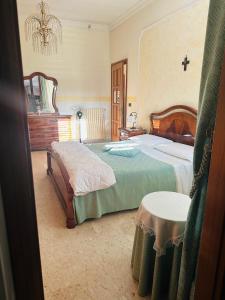 una camera con un grande letto e un comò di B&B Antica Forneria a Capaccio-Paestum