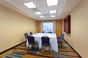 een vergaderzaal met een witte tafel en stoelen bij Fairfield Inn & Suites - Los Angeles West Covina in West Covina
