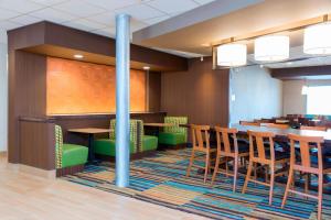 une salle à manger avec des tables et des chaises vertes dans l'établissement Fairfield Inn & Suites by Marriott Medina, à Medina