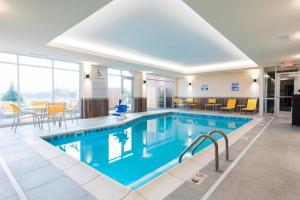 Swimming pool sa o malapit sa Fairfield Inn & Suites by Marriott Medina