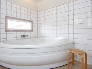 Un baño de 12 person holiday home in Hvide Sande