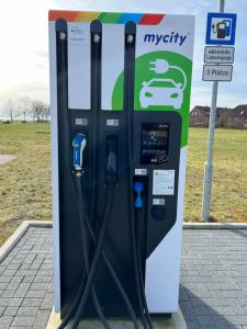 una gasolinera con una estación de carga para coches en Sonnenschein en Uelzen