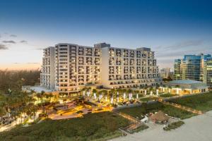 een luchtzicht op een groot gebouw met een resort bij Fort Lauderdale Marriott Harbor Beach Resort & Spa in Fort Lauderdale