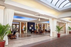 um lobby de um hotel com cadeiras e mesas em Fort Lauderdale Marriott Harbor Beach Resort & Spa em Fort Lauderdale