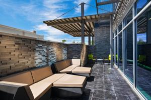 eine Terrasse mit Bänken und Tischen auf einem Gebäude in der Unterkunft SpringHill Suites by Marriott Austin Northwest Research Blvd in Austin