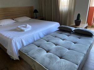 1 dormitorio con 2 camas con falda de felpa en Encantador Apto na Beira do Lago!, en Brasilia